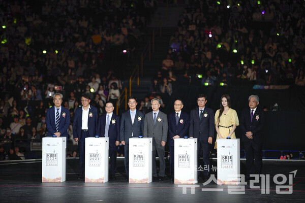 지난 12일 일본 도쿄에서 열린 '2024 도쿄 한류박람회' 개막식에서 한광영(오른쪽에서 세번째) 현대홈쇼핑 대표이사가 한국 기업 대표로 박람회 관계자들과 개막 선포를 하고 있다. 현대홈쇼핑 제공