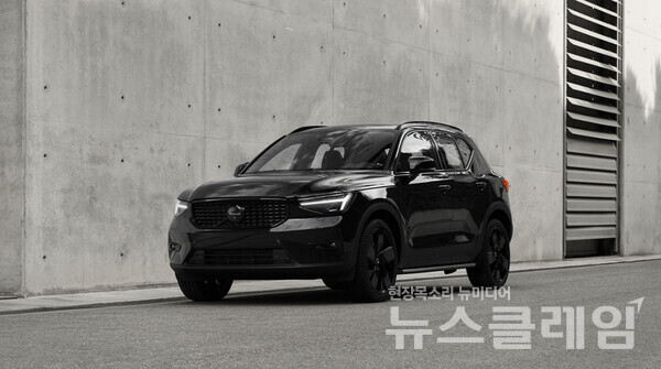 볼보자동차코리아(대표 이윤모)는 글로벌 베스트셀링 컴팩트 SUV, ‘XC40 블랙 에디션(Black Edition)’을 온라인 판매 시작 7분 만에 전량 판매했다고 15일 밝혔다. 볼보자동차코리아 제공