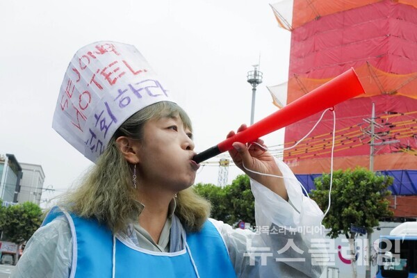 15일 서울 광진구 일대에서 진행된 '세종호텔 50리 복직의 길 도보행진'. 사진=최인기 빈민운동가