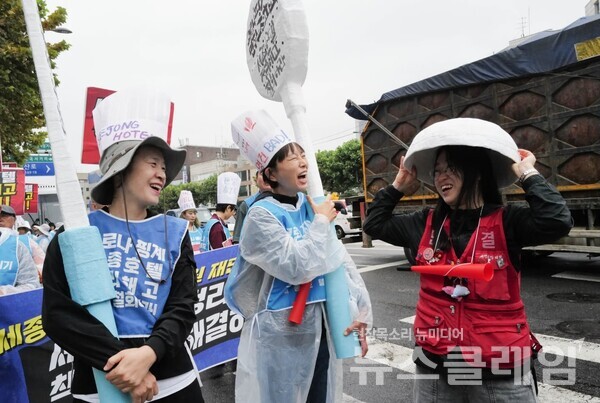 15일 서울 광진구 일대에서 진행된 '세종호텔 50리 복직의 길 도보행진'. 사진=최인기 빈민운동가