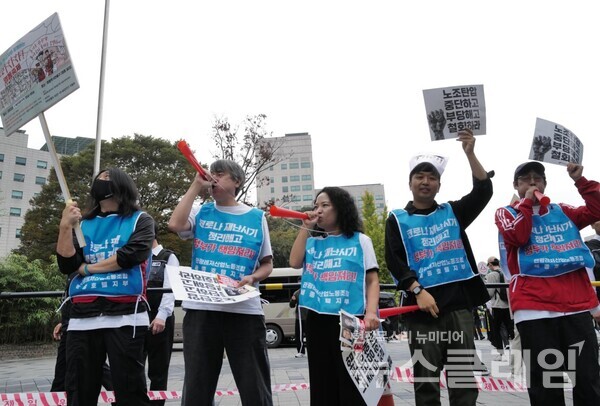 15일 서울 광진구 일대에서 진행된 '세종호텔 50리 복직의 길 도보행진'. 사진=최인기 빈민운동가