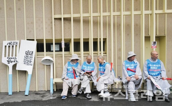 15일 서울 광진구 일대에서 진행된 '세종호텔 50리 복직의 길 도보행진'. 사진=최인기 빈민운동가