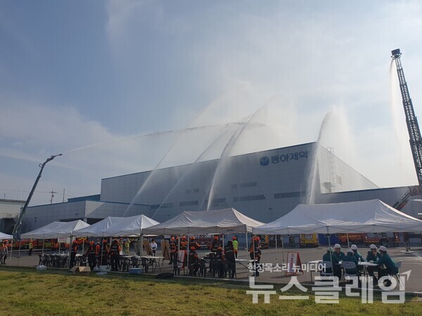 지난 16일 충남 당진시 합덕읍에 위치한 동아제약 당진공장서 재난대비 긴급구조종합훈련을 하고 있다. 동아제약 제공