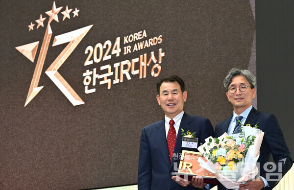 LG전자가 한국IR협의회 주관 ‘2024 한국IR대상’에서 최고상에 해당하는 금융위원장상의 영예를 안았다. 17일 열린 시상식에 참석한 LG전자 김창태 CFO(사진 오른쪽)가 한국거래소 정은보 이사장과 기념촬영을 하고 있다. LG전자 제공