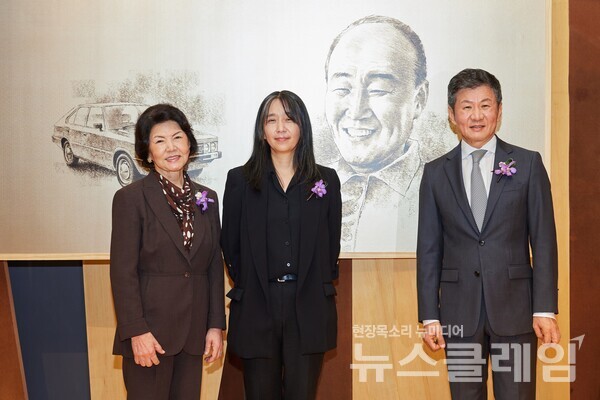 (왼쪽부터)故 정세영 HDC그룹(前 현대산업개발) 명예회장의 부인 박영자 여사, 한강 작가, 정몽규 포니정재단 이사장. 포니정재단 제공
