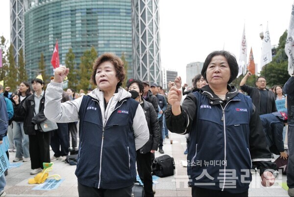 19일 오후 보신각에서 열린 '빈곤철폐퍼레이드'. 사진=최인기 빈민운동가