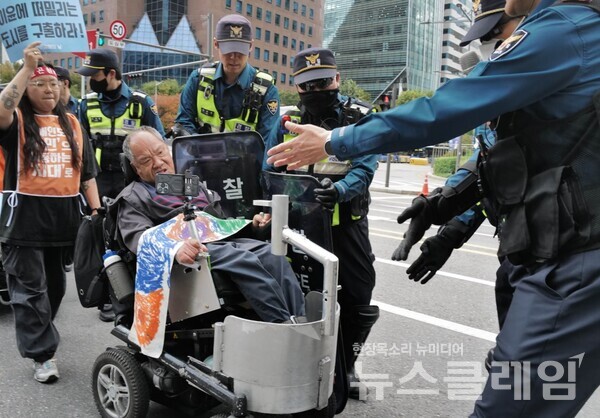 19일 오후 보신각에서 열린 '빈곤철폐퍼레이드'. 사진=최인기 빈민운동가