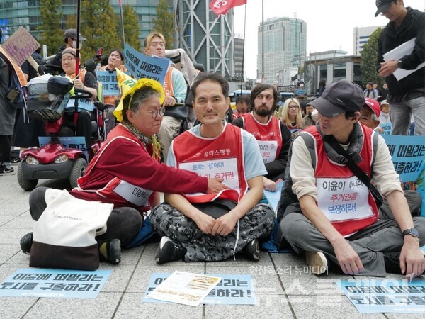 19일 오후 보신각에서 열린 '빈곤철폐퍼레이드'. 사진=최인기 빈민운동가
