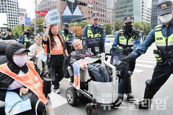 19일 오후 보신각에서 열린 '빈곤철폐퍼레이드'. 사진=최인기 빈민운동가
