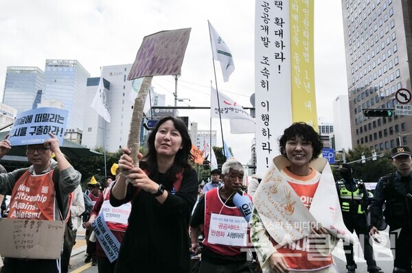 19일 오후 보신각에서 열린 '빈곤철폐퍼레이드'. 사진=최인기 빈민운동가
