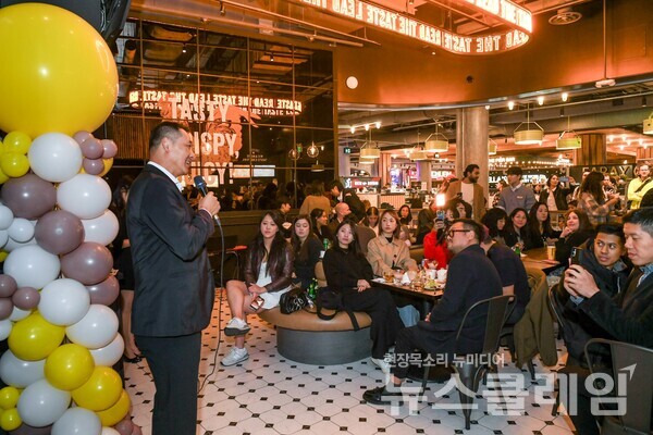 다이닝브랜즈그룹 송호섭 대표가 bhc치킨 캐나다 토론토 1호점 그랜드 오프닝 행사에서 연설을 하고 있다. bhc치킨 제공