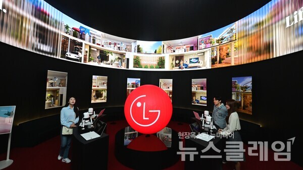 22일부터 나흘간 서울 코엑스에서 열리는 제55회 한국전자전에서 관람객들이 생성형 AI 기반으로 고객의 삶을 업그레이드하는 'LG AI홈' 솔루션 관련 미디어아트를 감상하고 있다. LG전자 제공