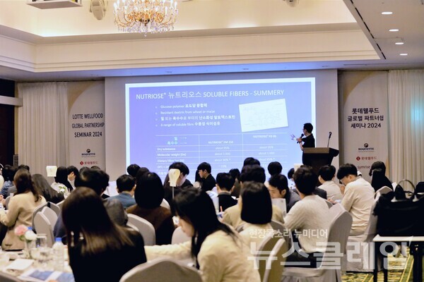 롯데웰푸드(대표 이창엽)는 지난 18일 로케뜨코리아(Roquette Korea), 심라이즈(Symrise) 등 글로벌 식품 소재사들과 ‘롯데웰푸드 글로벌 파트너십 세미나 2024’를 개최했다고 23일 밝혔다. 롯데웰푸드 제공