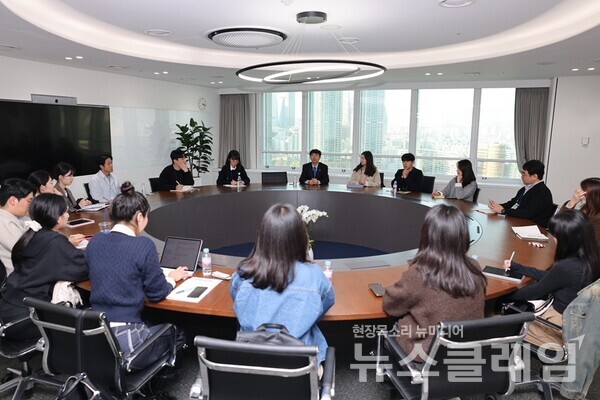 유한양행(대표이사 조욱제)이 동작구청과 고용노동부 서울관악지청이 함께하는 ‘일자리 수요데이’ 원데이 기업투어를 진행했다. 유한양행 제공