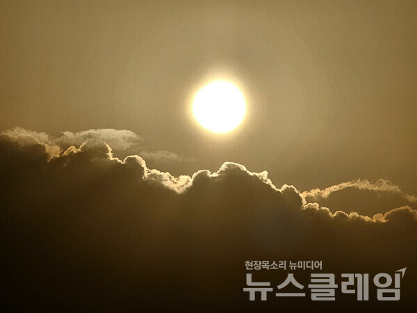 마침내 이른 아침 먼바다의 구름 위로 오르는 해를 보았다. ‘동해의 떠오르는 태양’이었다. 사진=오근식 객원위원