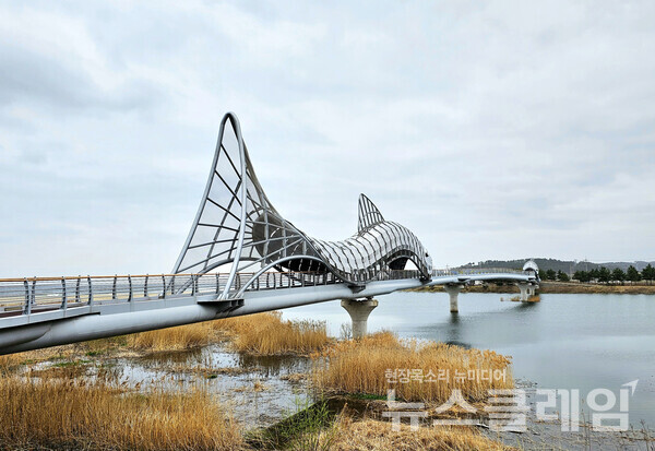 남대천 하류에 설치된 보행자 전용 은어다리다. 사진=오근식 객원위원