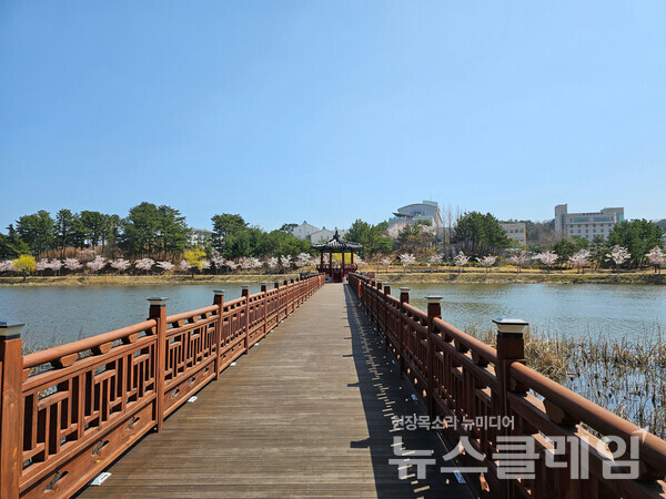 최근에 연호 가운데에 팔각정인 월연정을 세우고 이곳까지 다리를 연결해 많은 이들이 물 위에서 연호를 즐기고 있다. 사진=오근식 객원위원