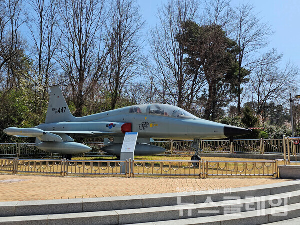 연호를 북쪽으로 벗어나면 울진과학체험관이 있고 이곳 야외에 우리 공군에서 운용했던 훈련기와 전투기가 전시되어 있다. 사진=오근식 객원위원