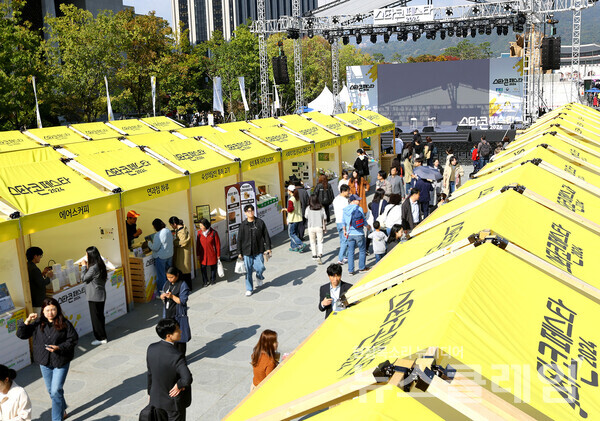 KB금융그룹과 함께 한국경제인협회, 중소벤처기업가 개최한 2024 스타콘 페스타에 관람객들이 행사 참석 부스를 둘러보고 있다. KB금융그룹 제공
