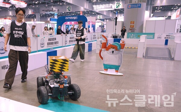 지난 26일 일산 KINTEX에서 열린 '배민 배달로봇 챌린지'에서 'RO:BIT' 팀이 로봇배달 미션 부문에 참가해 주행 코스에서 로봇으로 배달을 수행하고 있다. 우아한형제들 제공