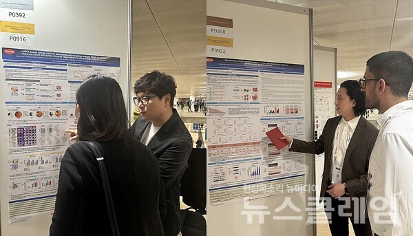 한미약품 R&D센터 허용호 그룹장(왼쪽)과 한영진 연구원 유럽유전자세포치료학회 발표 모습. 한미약품 제공