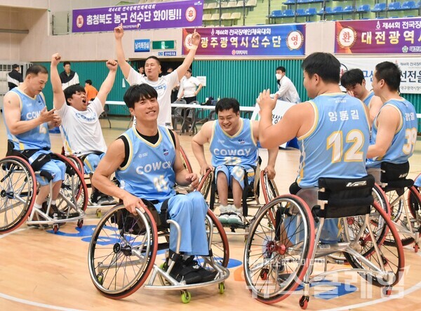 코웨이 블루휠스 휠체어농구단이 제44회 전국장애인체육대회 휠체어농구 남자부에서 금메달을 획득했다. 30일 진행된 결승전에서 코웨이 휠체어농구단 선수들이 우승을 확정 지으며 서로를 격려하고 있다. 코웨이 제공
