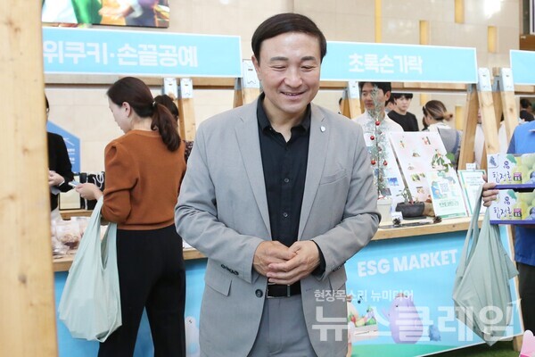 문동권 신한카드 사장이 행사에 참석해 물품을 구매하고 있다. 신한카드 제공