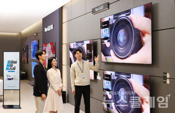 '삼성전자와 함께하는 코리아세일페스타'를 맞아 삼성스토어 대치 전문 매니저가 제품을 설명하고 있다. 삼성전자 제공