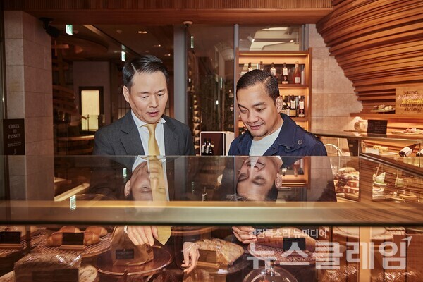 지난달 31일 서울 용산구 한남동에 위치한 SPC그룹 플래그십스토어 '패션 5'에서 허진수 SPC그룹 사장 (왼쪽)이 온 하피즈 가지(Onn Hafiz Ghazi) 조호르 주지사에게 제품을 소개하고 있다. SPC그룹 제공