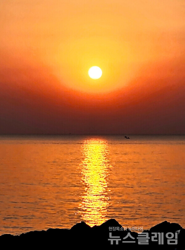동해 어달해변에 한 달 머물 숙소를 구한 뒤 매일 아침 맞이하는 즐거움이 해돋이였다. 사진=오근식 객원위원