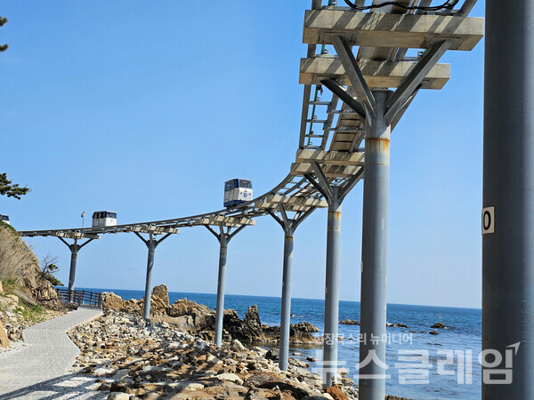 죽변항 북쪽 해안에 설치한 죽변해안스카이레일이다. 죽변등대공원 아래의 해안에 1구간이 운행되고 있는데 조만간 또 하나의 노선이 추가된다는 소식이다. 사진=오근식 객원위원