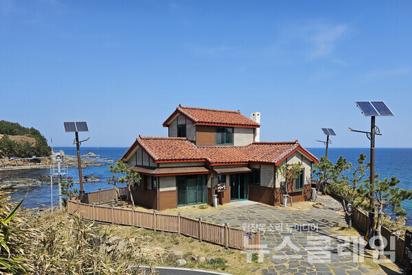 20여 년 전 이 집에서 ‘폭풍 속으로’라는 드라마를 찍었다고 한다. 속칭 ‘뷰맛집’이라 할만한 곳에 자리 잡고 있다. 사진=오근식 객원위원