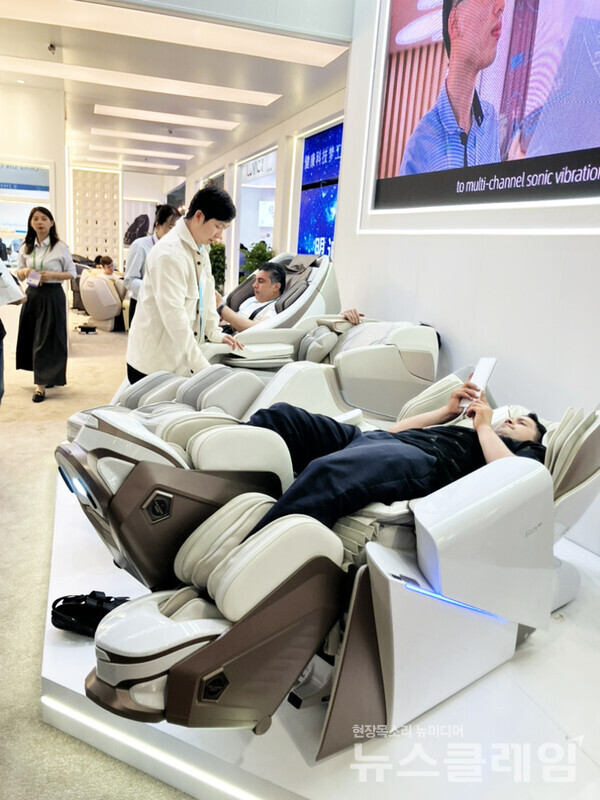 국제무역박람회 '캔톤페어'에서 자유롭게 헬스케어로봇을 체험하는 관람객. 바디프랜드 제공