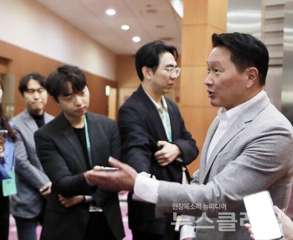 최태원 SK그룹 회장이 4일 서울 강남구 코엑서에서 열린 'SK AI 서밋(SUMMIT) 2024'에서 기자들과 만나 질의응답하고 있다. SK그룹 제공