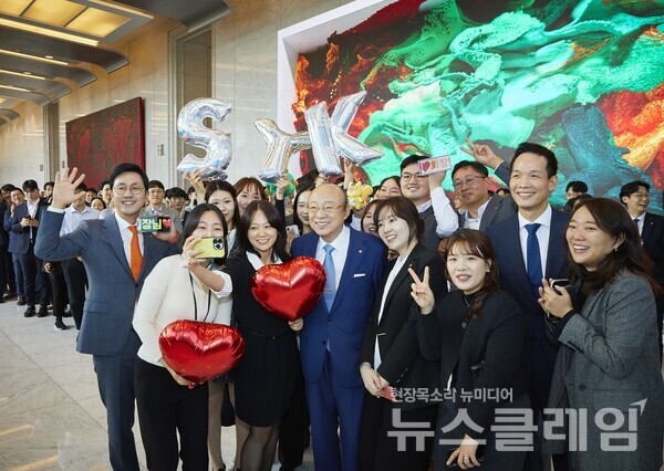 한화그룹 김승연 회장이 한화자산운용 현장경영을 마치고 63빌딩을 떠나는 길에 점심식사 후 복귀하던 200여 명의 직원이 환송하고 있다. 한화그룹 제공