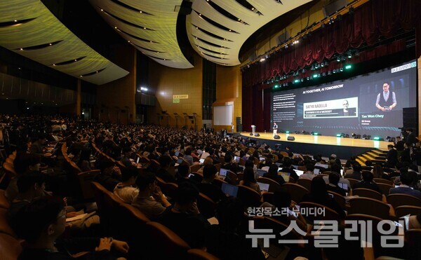 최태원 SK회장이 ‘함께하는 AI, 내일의 AI(AI together, AI tomorrow)’를 주제로 기조 연설을 하고 있다. SK그룹 제공