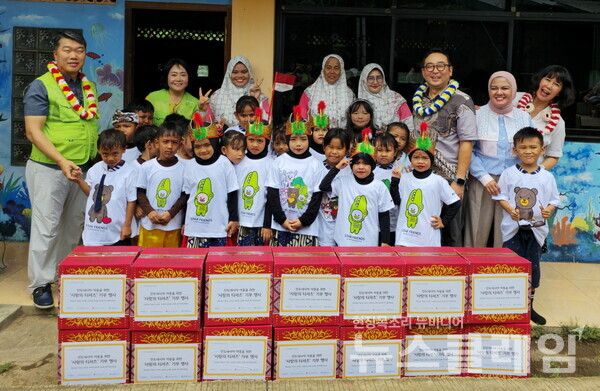 지난 4일 인도네시아 자카르타 반타르게방 지역에서 진행된 기부 물품 전달식에서 KB국민카드 및 KB 파이낸시아 멀티 파이낸스(KB FMF) 임직원들과 뻐르마따 하티(Permata Hati) 유치원 어린이들이 기념촬영 하고 있다. KB국민카드 제공