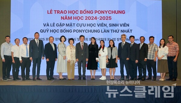 (왼쪽에서 첫 번째)응우옌 티타인 마이 호치민국립대학교 부총장, 일곱 번째 정몽규 포니정재단 이사장. 포니정재단 제공