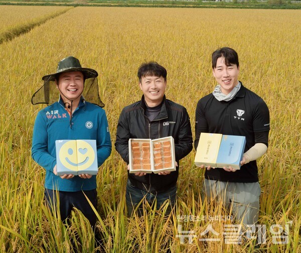 경기도 평택시에 위치한 가루쌀 농가에서 농업인들이 가루쌀을 원료로 활용한 파리바게뜨의 샌드쿠키를 들고 기념 촬영을 하고 있다. SPC 파리바게뜨 제공