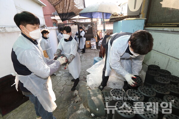 7일 충북 청주시 청원구 우암동 일대에서 진행한 LG생활건강의 연탄 배달 봉사활동에 참가한 노사 임직원들 모습. LG생활건강 제공