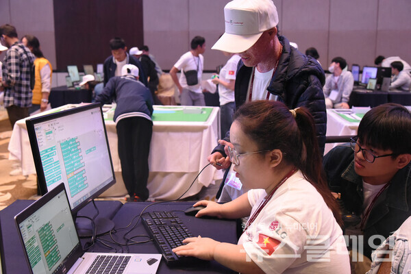 올해 대회에 참가한 베트남의 지체 장애인 띠안허우 응우옌(Thi Anh Hau Nguyen) 씨가 팀원들과 함께 'eCreative_Smart Car' 종목에 참가 중인 모습.  LG전자 제공