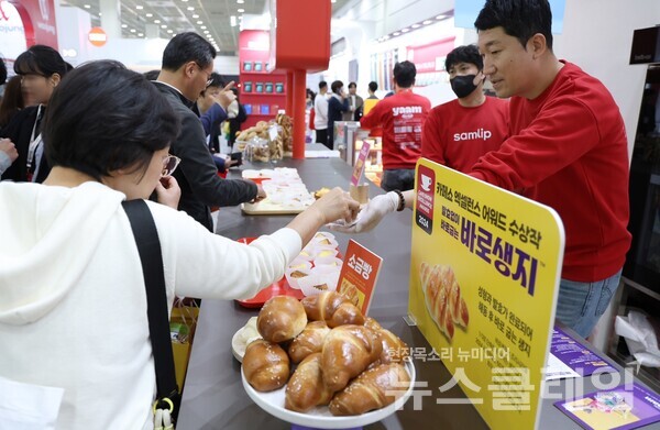 SPC그룹(회장 허영인)의 계열사 SPC삼립 B2B 브랜드 ‘Yaam(얌)’의 ‘바로 생지’가 ‘2024 서울카페쇼’에서 열린 ‘엑셀런스 어워드’에서 최우수 제품으로 선정됐다고 8일 밝혔다. SPC삼립 제공