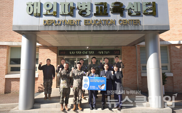 바디프랜드 김흥석 대표가 안마의자를 전달하며 기념촬영을 하고 있다. 바디프랜드 제공