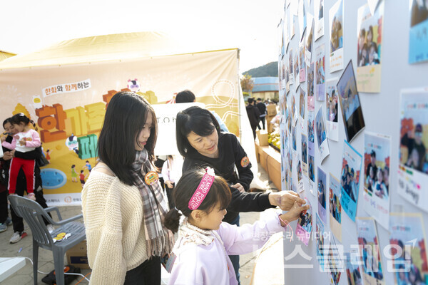 사진 이벤트에 참여중인 한화그룹 협력사 가족들. 한화 제공