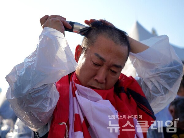 11일 오후 서울 여의도 국회 앞에서 개최된 '화물연대 국회 앞 농성 돌입 및 집중 상경투쟁-화물노동자 100인 삭발 결의대회'. 사진=공공운수노조