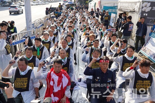 11일 오후 서울 여의도 국회 앞에서 개최된 '화물연대 국회 앞 농성 돌입 및 집중 상경투쟁-화물노동자 100인 삭발 결의대회'. 사진=공공운수노조