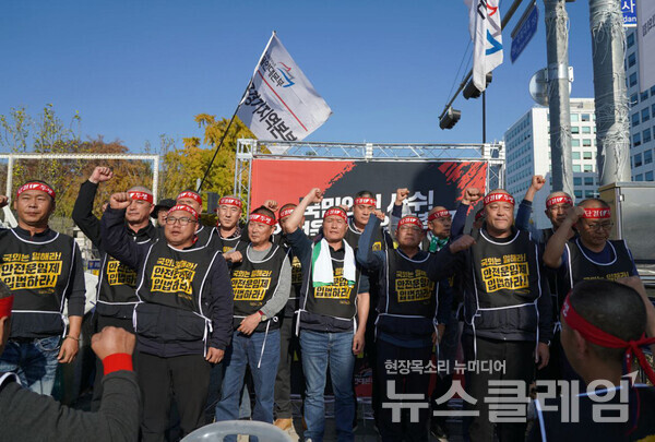 11일 오후 서울 여의도 국회 앞에서 개최된 '화물연대 국회 앞 농성 돌입 및 집중 상경투쟁-화물노동자 100인 삭발 결의대회'. 사진=공공운수노조