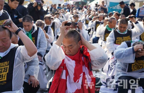 11일 오후 서울 여의도 국회 앞에서 개최된 '화물연대 국회 앞 농성 돌입 및 집중 상경투쟁-화물노동자 100인 삭발 결의대회'. 사진=공공운수노조