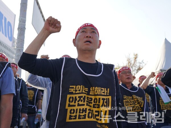 11일 오후 서울 여의도 국회 앞에서 개최된 '화물연대 국회 앞 농성 돌입 및 집중 상경투쟁-화물노동자 100인 삭발 결의대회'. 사진=공공운수노조
