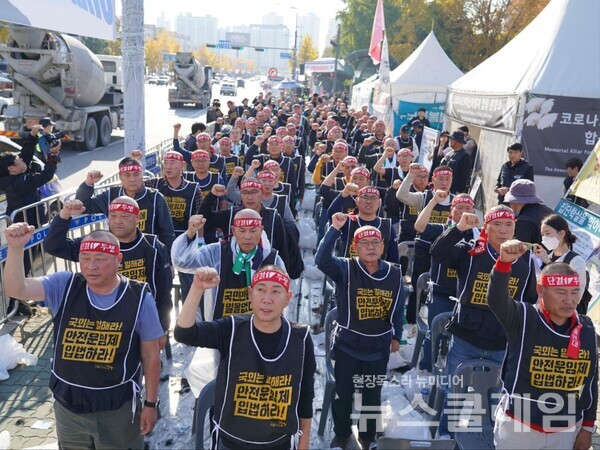 11일 오후 서울 여의도 국회 앞에서 개최된 '화물연대 국회 앞 농성 돌입 및 집중 상경투쟁-화물노동자 100인 삭발 결의대회'. 사진=공공운수노조
